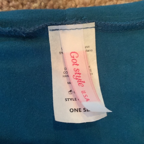 Woman’s cape style top - Picture 2 of 3